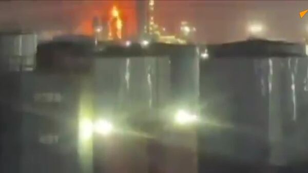 Circulan imágenes que muestran un incendio en el yacimiento petrolífero de Lanaz, en Irak, aparentemente causado por un ataque con drones - Sputnik Mundo