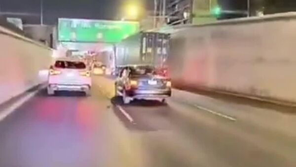 ¿Viaje ligero?: un tráiler pierde su caja durante su tránsito por la capital de México - Sputnik Mundo