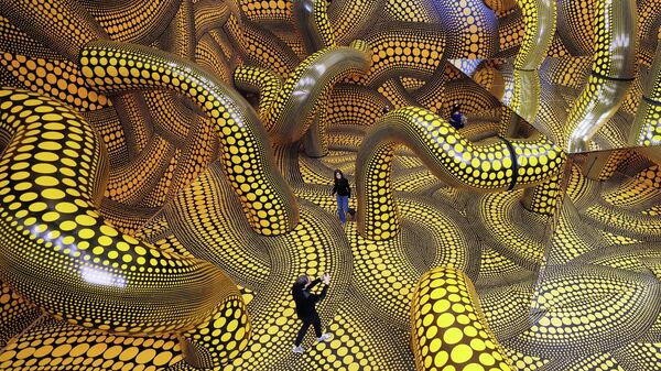 Люди проходят через инсталляцию Бесконечная зеркальная комната во время предварительного показа новой масштабной выставки легендарной японской художницы Яёи Кусамы в Музее Людвига в Кёльне - Sputnik Mundo