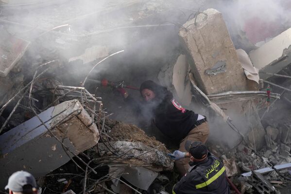 Rescatistas buscan sobrevivientes en un edificio destruido por un ataque aéreo israelí en el sur del Líbano. - Sputnik Mundo