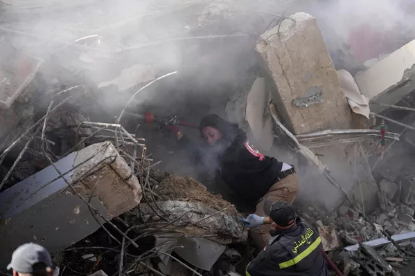 Rescatistas buscan sobrevivientes en un edificio destruido por un ataque aéreo israelí en el sur del Líbano. - Sputnik Mundo