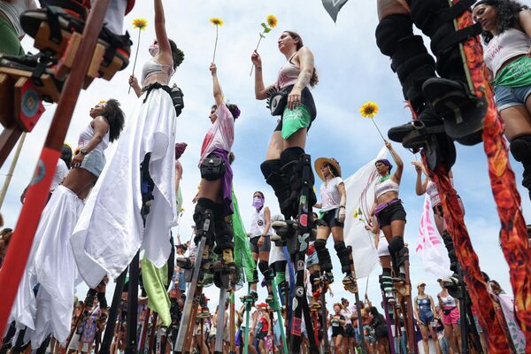Mujeres caminan con zancos durante una marcha dedicada al Día Internacional de la Mujer en Río de Janeiro. - Sputnik Mundo