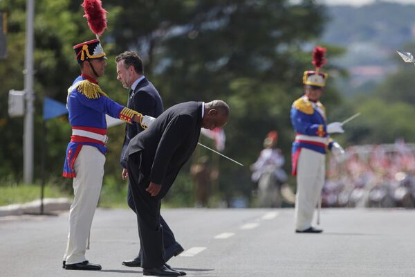 El presidente sudafricano, Cyril Ramaphosa (en el centro), recibe honores militares en Brasil. - Sputnik Mundo