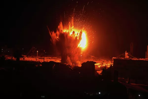 El Ejército israelí ataca un campamento de refugiados palestinos en la ciudad de Gaza. - Sputnik Mundo