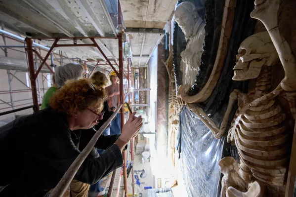 Una visitante toma una foto de la tumba del cardenal Mariano Vecchierelli en el interior de la basílica de San Pietro in Vincoli, en Roma. - Sputnik Mundo
