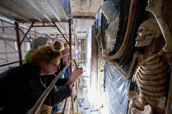 Una visitante toma una foto de la tumba del cardenal Mariano Vecchierelli en el interior de la basílica de San Pietro in Vincoli, en Roma. - Sputnik Mundo