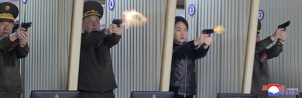 La hija del líder norcoreano, Kim Ju-ae, dispara una pistola durante su visita a una fábrica de municiones en Pionyang. - Sputnik Mundo