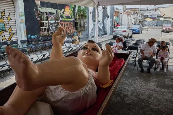 Feligreses asisten a una ofrenda a la gigantesca estatua del Niño Jesús en la Ciudad de México. - Sputnik Mundo