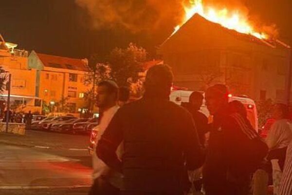 Misiles iraníes impactan un edificio en Tel Aviv y provocan un incendio - Sputnik Mundo
