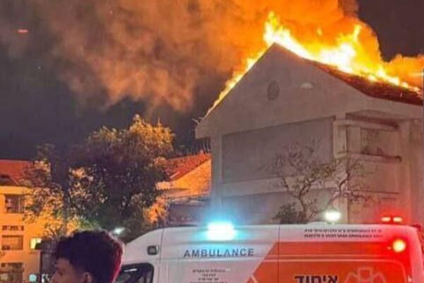 Misiles iraníes impactan un edificio en Tel Aviv y provocan un incendio - Sputnik Mundo