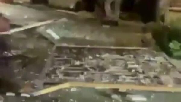 Imágenes proporcionadas por una fuente de seguridad iraquí a Sputnik muestran una vivienda atacada en en el centro de Bagdad - Sputnik Mundo