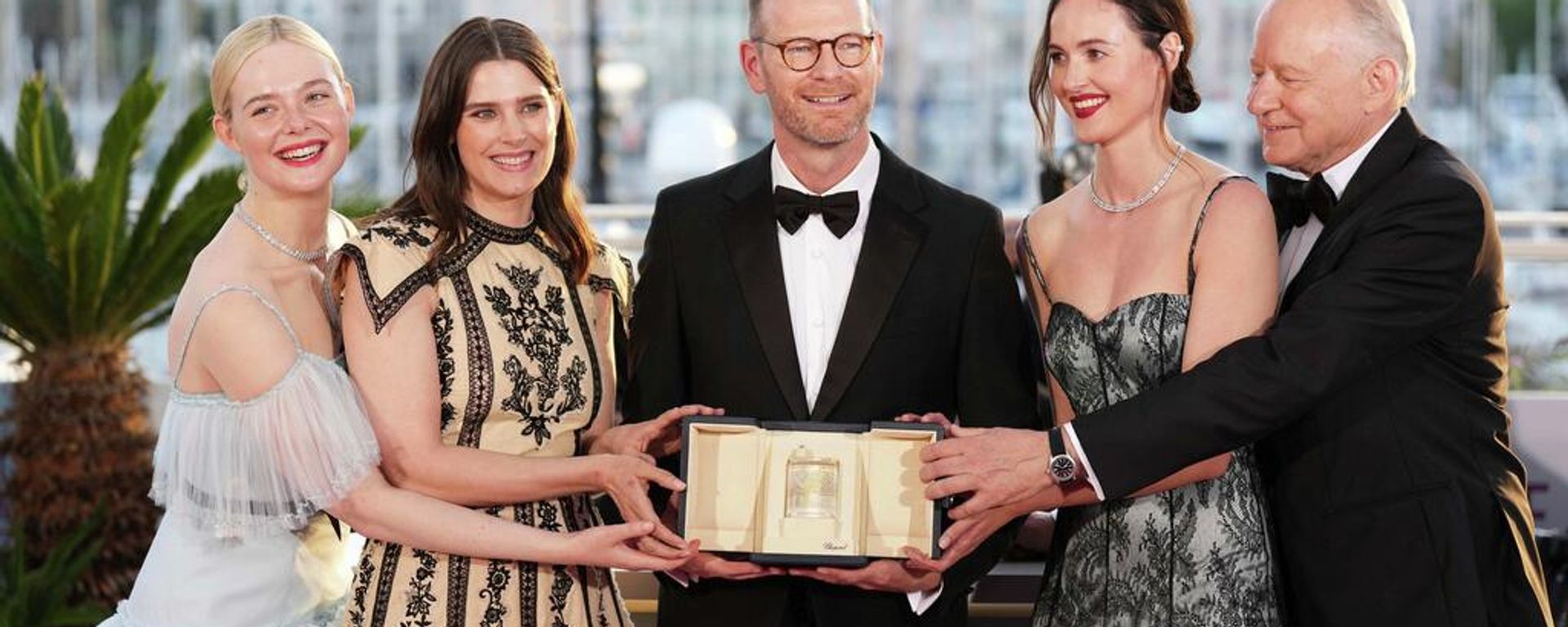 El cineasta noruego Joachim Trier (al centro) con el elenco de Valor sentimental (Sentimental value) en el Festival de Cine de Cannes (archivo) - Sputnik Mundo, 1920, 14.03.2026