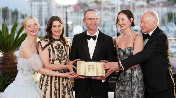 El cineasta noruego Joachim Trier (al centro) con el elenco de Valor sentimental (Sentimental value) en el Festival de Cine de Cannes (archivo) - Sputnik Mundo