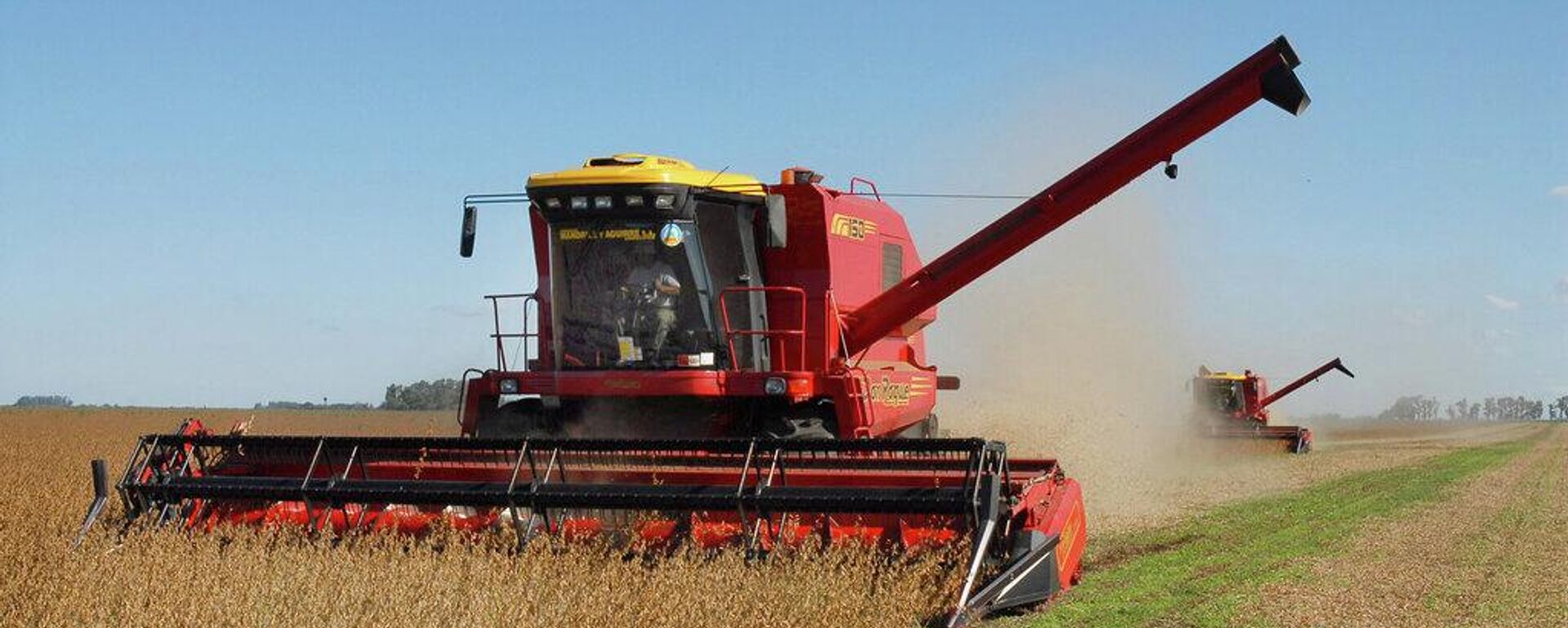 Un trabajador agrícola cosecha soja en una granja en Salto, Argentina - Sputnik Mundo, 1920, 14.03.2026