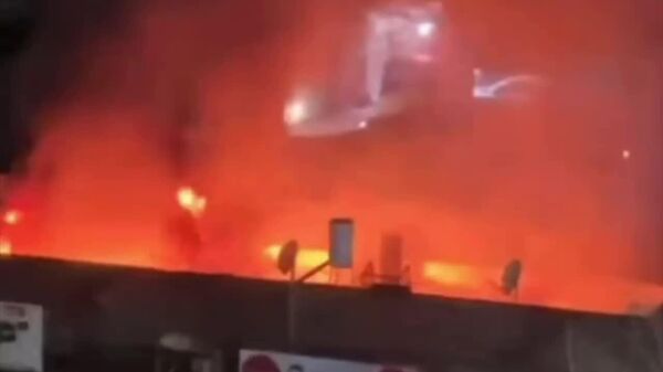 🪖 Un video difundido en internet muestra un incendio desatado tras la caída de fragmentos de un misil iraní en la ciudad de Ramla, en Israel - Sputnik Mundo