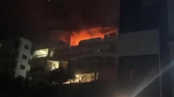 🪖 Captan el incendio en un edificio en la zona de Sharhabeel, de Sidón, en el sur del Líbano, causado por los ataques israelíes - Sputnik Mundo