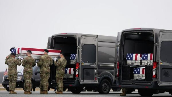 Ataudes con los cuerpos de los soldados estadounidenses fallecidos en la guerra contra Irán - Sputnik Mundo