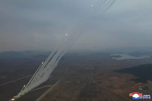 Corea del Norte muestra el poderío de sus sistemas de lanzacohetes múltiple del mayor calibre del mundo - Sputnik Mundo