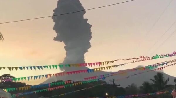 El volcán Kanlaon entra en erupción nuevamente en Filipinas - Sputnik Mundo