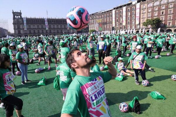 Clase masiva de fútbol en la capital mexicana rompe récord Guinness: reúne a más de 9 Clase masiva de fútbol en la capital mexicana rompe récord Guinness: reúne a más de 9 - Sputnik Mundo