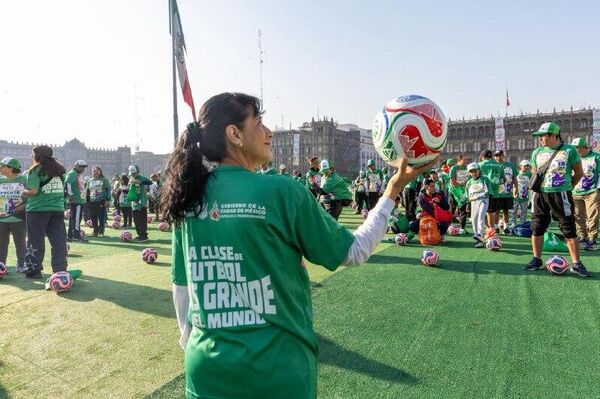 Clase masiva de fútbol en la capital mexicana rompe récord Guinness: reúne a más de 9 Clase masiva de fútbol en la capital mexicana rompe récord Guinness: reúne a más de 9 - Sputnik Mundo