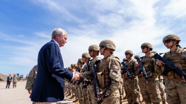 El presidente de Chile, José Antonio Kast, saluda a efectivos militares durante una visita al Complejo Fronterizo Chacalluta en la región norte del país - Sputnik Mundo