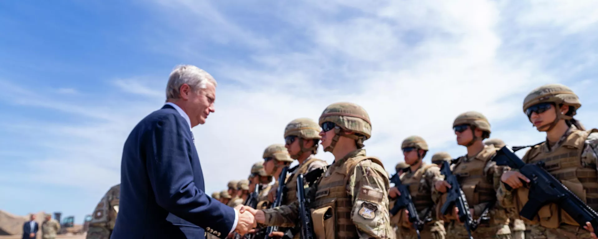 El presidente de Chile, José Antonio Kast, saluda a efectivos militares durante una visita al Complejo Fronterizo Chacalluta en la región norte del país - Sputnik Mundo, 1920, 17.03.2026