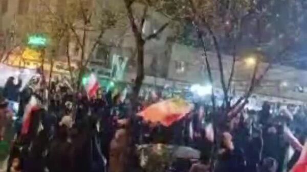 🪧 Habitantes de Teherán salen a las calles tras ataque israelí - Sputnik Mundo
