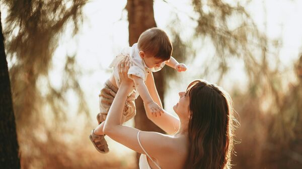 Una mujer con niño  - Sputnik Mundo