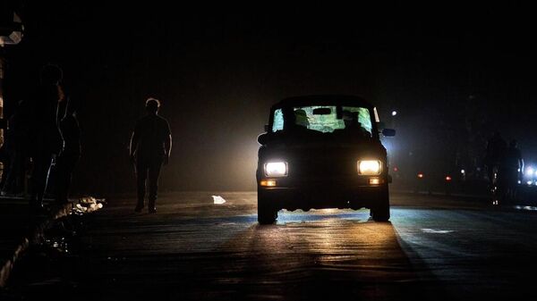 Un vehículo circula por una calle durante un apagón en La Habana, el 4 de marzo de 2026 - Sputnik Mundo