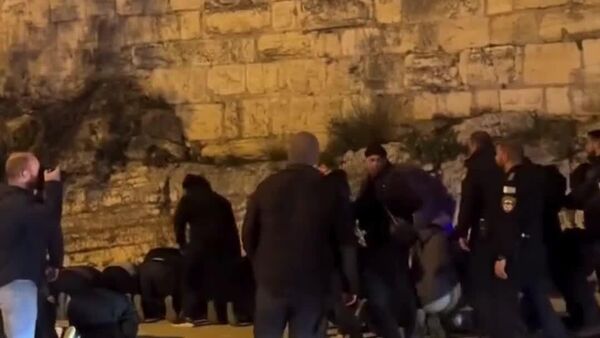 Las fuerzas israelíes atacan a musulmanes en Jerusalén - Sputnik Mundo