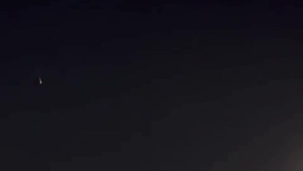 Imágenes difundidas captaron el momento en que misiles iraníes dirigidos a Israel sobrevuelan el cielo de la ciudad de Nablus, al norte de Cisjordania - Sputnik Mundo