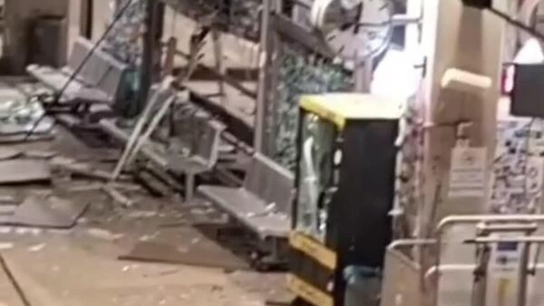 Un video que circula en internet muestra los daños causados ​​por los misiles iraníes en una estación de tren de Tel Aviv - Sputnik Mundo