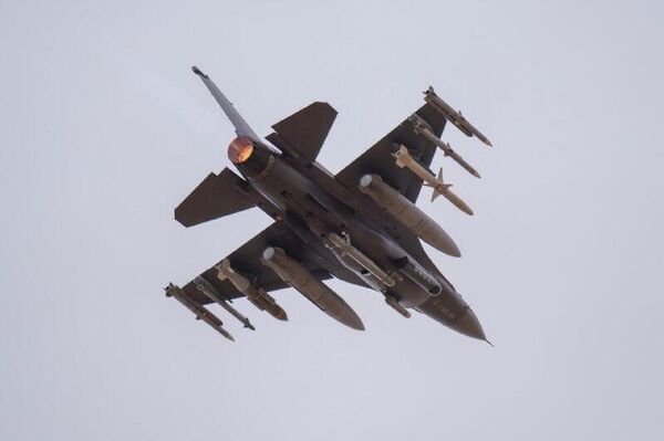 EEUU lanzó bombas de más de dos toneladas cerca del estrecho de Ormuz - Sputnik Mundo