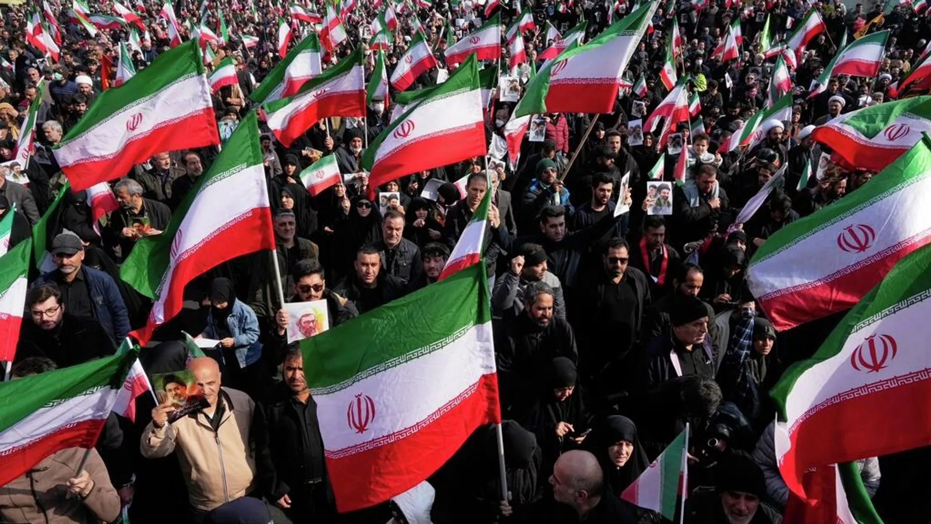 Una multitud que porta banderas iraníes se reúne durante una manifestación en Teherán, Irán, 9 de marzo de 2026 Una multitud que porta banderas iraníes se reúne durante una manifestación en Teherán, Irán, 9 de marzo de 2026 - Sputnik Mundo, 1920, 06.04.2026