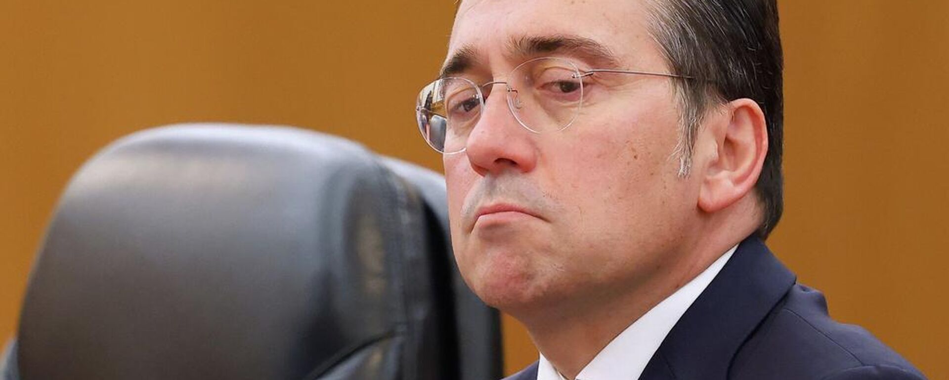 José Manuel Albares, ministro de Asuntos Exteriores de España, observa durante una reunión en el Gran Salón del Pueblo en Pekín, China, el miércoles 12 de noviembre de 2025  - Sputnik Mundo, 1920, 19.03.2026