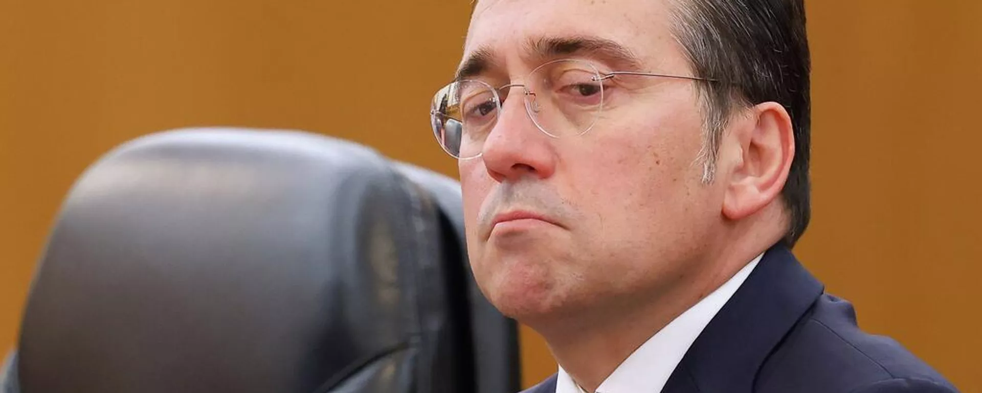 José Manuel Albares, ministro de Asuntos Exteriores de España, observa durante una reunión en el Gran Salón del Pueblo en Pekín, China, el miércoles 12 de noviembre de 2025  - Sputnik Mundo, 1920, 19.03.2026