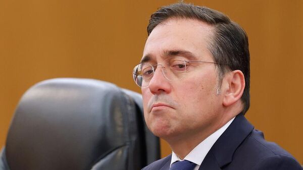 José Manuel Albares, ministro de Asuntos Exteriores de España, observa durante una reunión en el Gran Salón del Pueblo en Pekín, China, el miércoles 12 de noviembre de 2025  - Sputnik Mundo