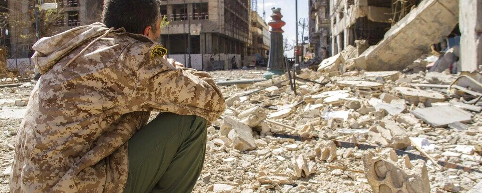 Un hombre observa la destrucción en una calle de la ciudad de Bengasi, Libia  - Sputnik Mundo, 1920, 19.03.2026