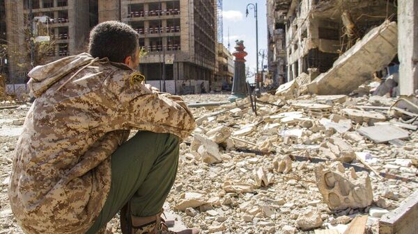 Un hombre observa la destrucción en una calle de la ciudad de Bengasi, Libia  - Sputnik Mundo