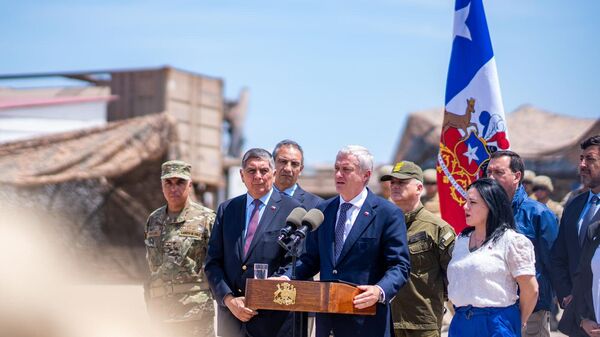El presidente de Chile, José Antonio Kast, durante la presentación de obras de vallas y zanjas en la frontera con Perú - Sputnik Mundo