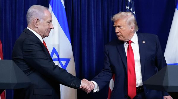 President Donald Trump shakes hands with Israel's Prime Minister Benjamin Netanyahu at the end of a news conference at Mar-a-Lago, Monday, Dec. 29, 2025, in Palm Beach, Fla - Sputnik Mundo