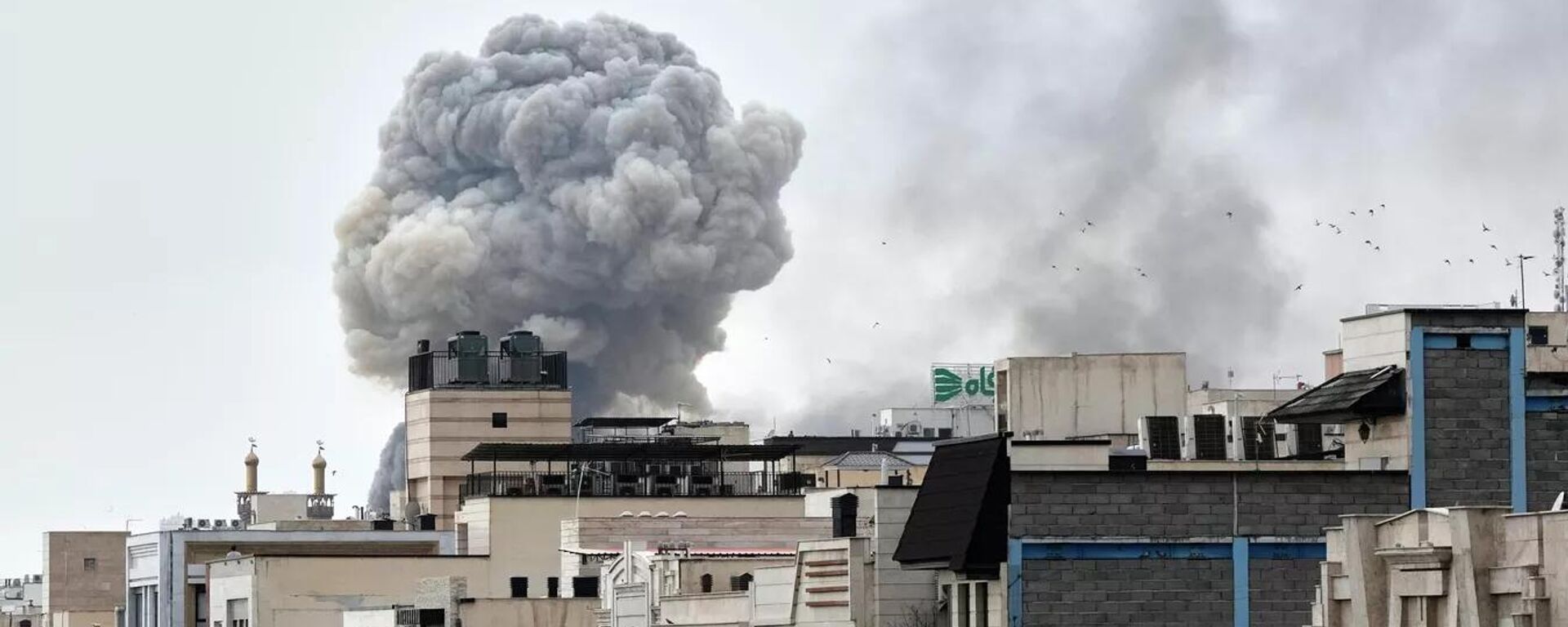 Una columna de humo se eleva tras un ataque en Teherán, Irán, el 2 de marzo de 2026 - Sputnik Mundo, 1920, 14.04.2026