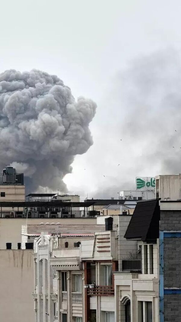 Una columna de humo se eleva tras un ataque en Teherán, Irán, el 2 de marzo de 2026. Una columna de humo se eleva tras un ataque en Teherán, Irán, el 2 de marzo de 2026. - Sputnik Mundo