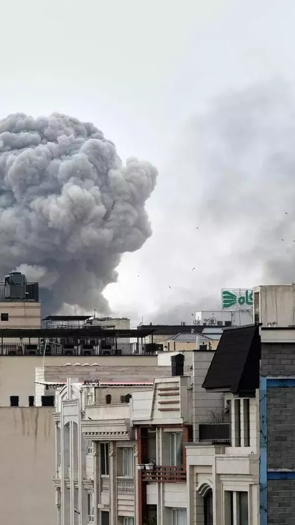 Una columna de humo se eleva tras un ataque en Teherán, Irán, el 2 de marzo de 2026. - Sputnik Mundo