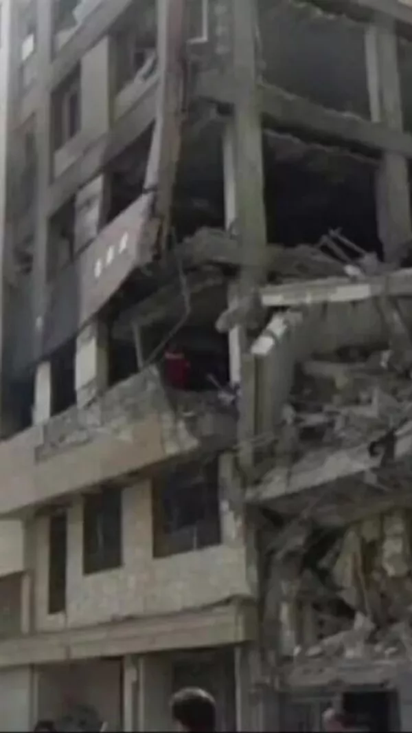 Una casa en el centro de Teherán, destruida por un ataque israelí. - Sputnik Mundo