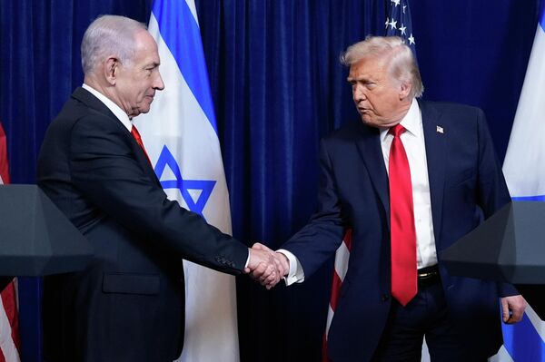 El presidente de EEUU, Donald Trump, estrecha la mano del primer ministro israelí, Benjamín Netanyahu, al término de una rueda de prensa celebrada en Mar-a-Lago, el 29 de diciembre de 2025, en Palm Beach El presidente de EEUU, Donald Trump, estrecha la mano del primer ministro israelí, Benjamín Netanyahu, al término de una rueda de prensa celebrada en Mar-a-Lago, el 29 de diciembre de 2025, en Palm Beach - Sputnik Mundo