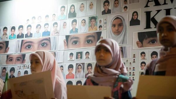 Retratos de los fallecidos en un ataque estadounidense-israelí perpetrado el 28 de febrero contra la escuela de Minab. Retratos de los fallecidos en un ataque estadounidense-israelí perpetrado el 28 de febrero contra la escuela de Minab. - Sputnik Mundo