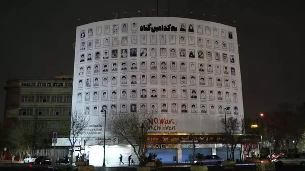 Retratos de los fallecidos en un ataque estadounidense-israelí perpetrado el 28 de febrero contra la escuela de Minab. - Sputnik Mundo