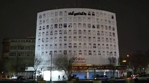 Retratos de los fallecidos en un ataque estadounidense-israelí perpetrado el 28 de febrero contra la escuela de Minab. Retratos de los fallecidos en un ataque estadounidense-israelí perpetrado el 28 de febrero contra la escuela de Minab. - Sputnik Mundo